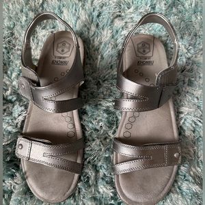 Khombu Solace sport sandals size 9